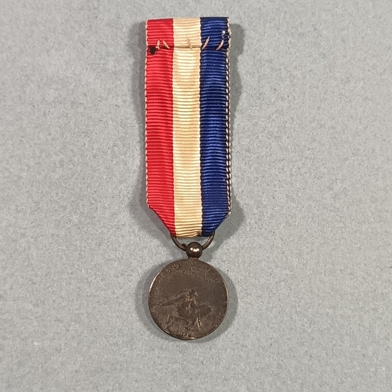 FRANCE REDUCTION DE LA MEDAILLE DU COURAGE ET ACTES DE DEVOUEMENT EN ARGENT POLICE ET MINISTERE DE L'INTERIEUR